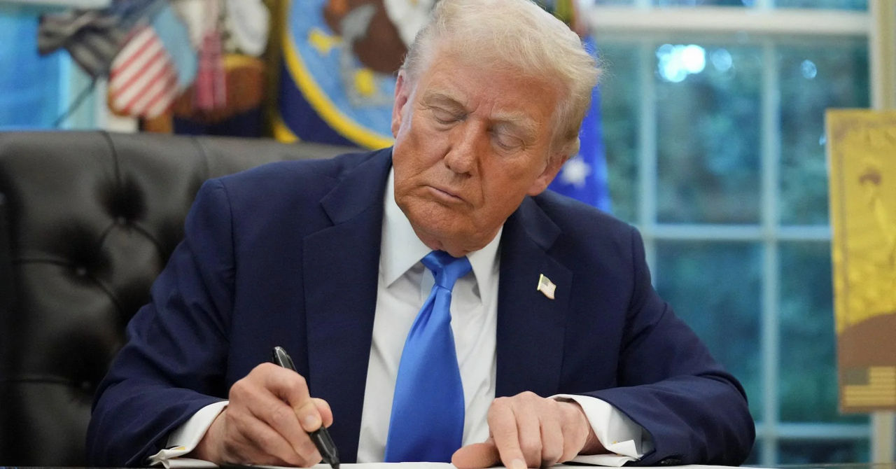 Трамп подписал указ о признании членов "Антифа" террористами.