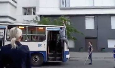 Momentul când șoferul unui autobuz îndepartează cablurile electrice cu mâna. Foto: captură video
