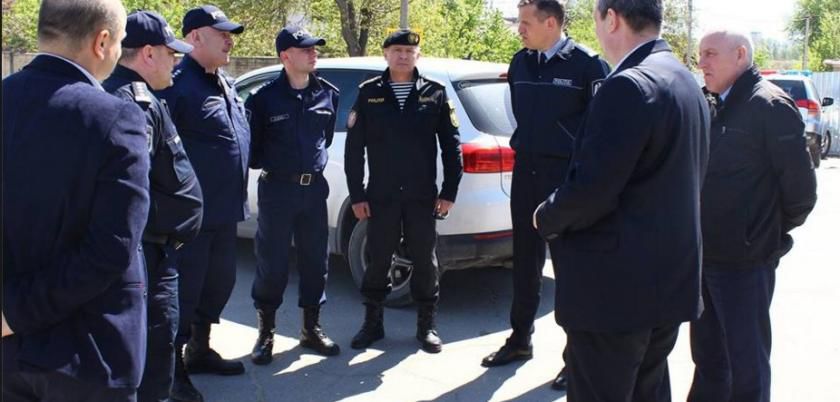 Pînzari caută locuri de parcare pentru autocarele protestatarilor. Foto: facebook.com // Alexandru Pinzari