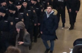 В Москве блогер «случайно» выронил пистолет перед силовиками.