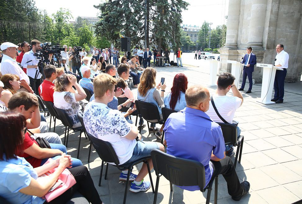 Нэстасе, пояснил свое неучастие в дебатах нежеланием “участвовать в цирке”.