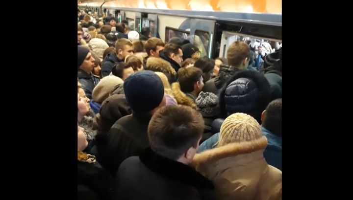 Очевидцы сняли на видео попытки добраться до дверей вагона.