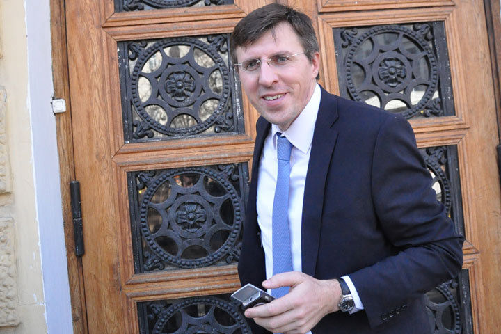 Киртоакэ сказал, что фабрики по переработке мяса в летний период производят запах еще хуже, чем очистные.