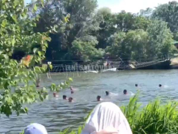 На харьковском пляже оборвался и упал в воду канатный мост, на котором находились отдыхающие. 
