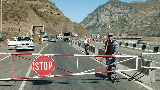 По данным издания, еще двое человек — также сотрудники пограничной полиции Грузии — пострадали.
