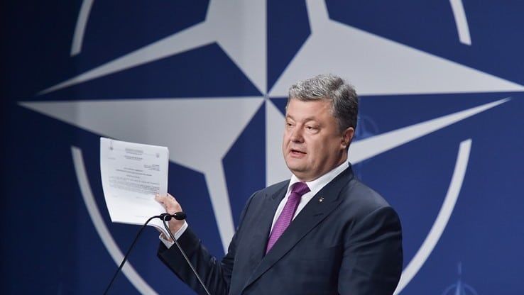 Порошенко пригласили на саммит НАТО.