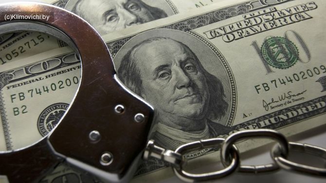 Мужчину задержали накануне во время получения 600 долларов.   Фото: almaty.kgd.gov.kz