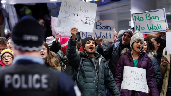 Haos pe aeroporturile din întreaga lume, după ordinul anti-migraţional semnat de Trump. Foto: Reuters.com