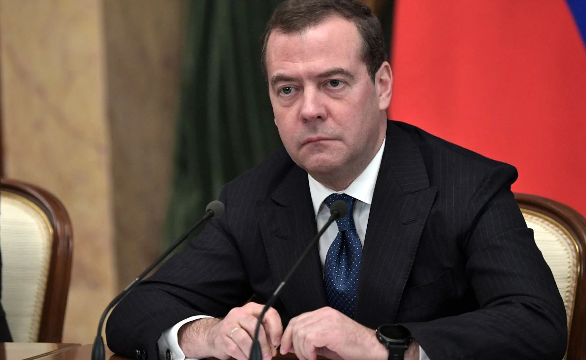 Медведев: Решение Бундестага о поставках Киеву тяжелых вооружений печальное.