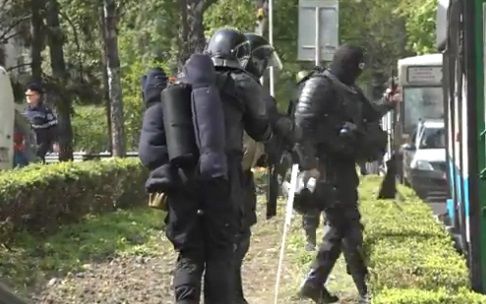 Полицейские применили слезоточивый газ против протестующих.