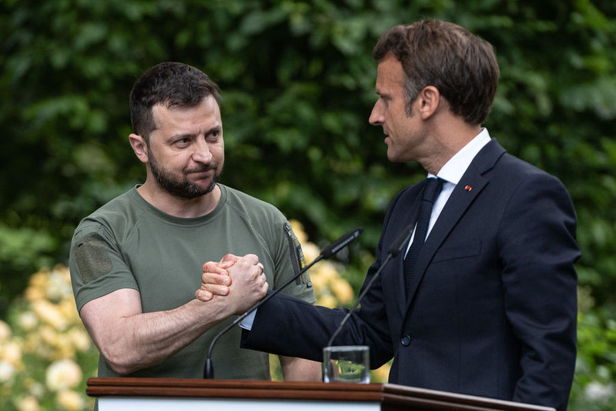 Зеленский полтора часа рассказывал Макрону о ситуации на Запорожской АЭС.
