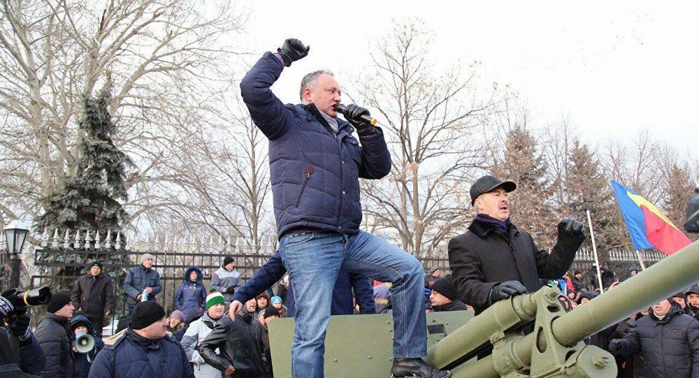 Депутаты и активисты Партии социалистов заблокировали на несколько часов движение машин.