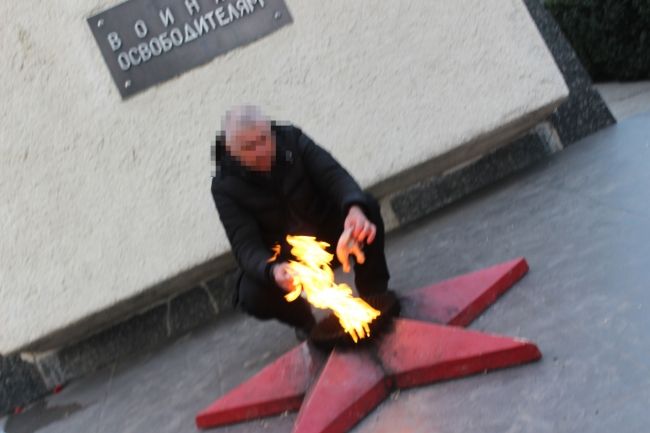 Un bărbat din Rîșcani a făcut frigărui la focul veșnic de la Bălți. Foto: protv.md