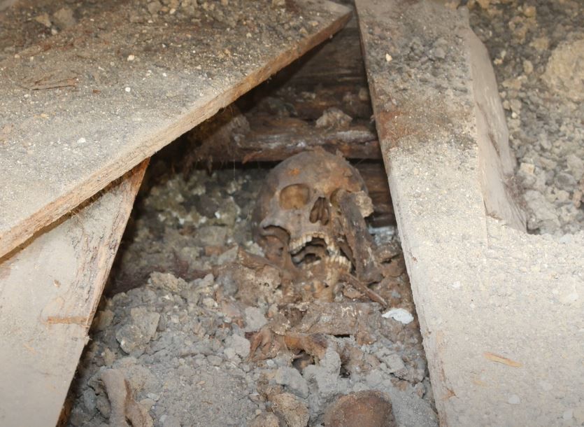 В Бешгиозе в центре села обнаружили склеп с останками людей. Фото: gagauzinfo.md.