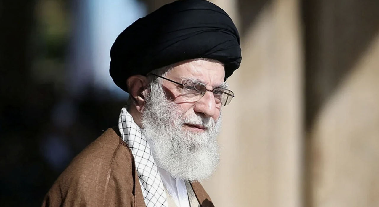 Liderul suprem al Iranului a fost dus din Teheran într-un loc sigur.