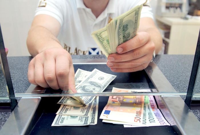 La schimb valutar, doar cu buletinul. Când vor fi înregistrate datele. Foto: albiladpress.com
