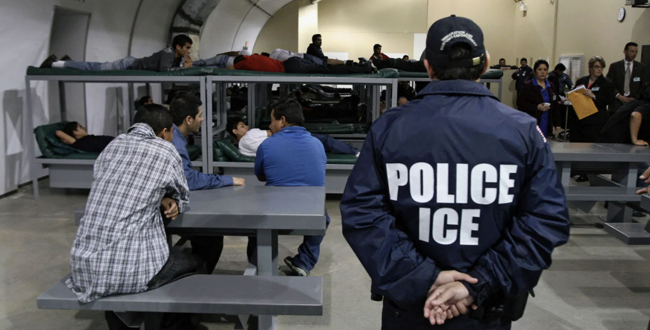 ICE резко увеличила число арестов мигрантов в американских аэропортах.