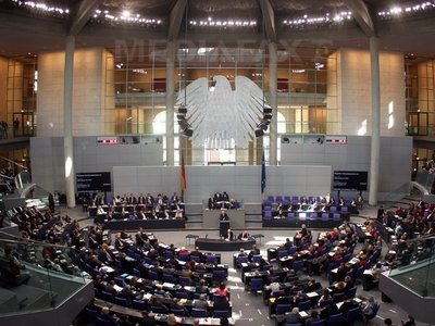 Drapelul german şi imaginea cancelarului Angela Merkel în uniformă nazistă au fost arse pe străzile din Atena.