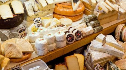 Съедать не положено - нужно уничтожать, чтобы продукт не был употребим в пищу.