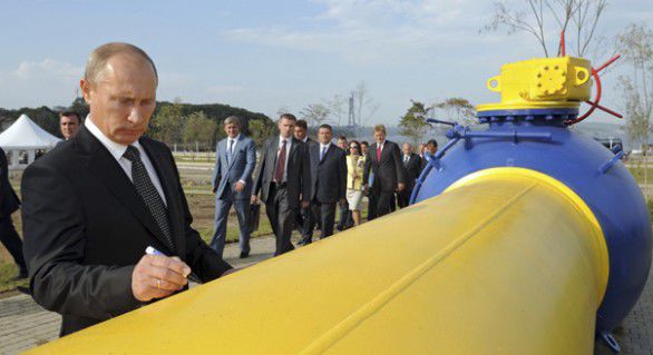 Putin i-a spus lui Merkel, la telefon, că Ucraina a fost reticentă faţă de semnarea unui contract de aprovizionare cu gaze naturale pentru această iarnă şi că acest lucru „ameninţă tranzitul către Europa”.
