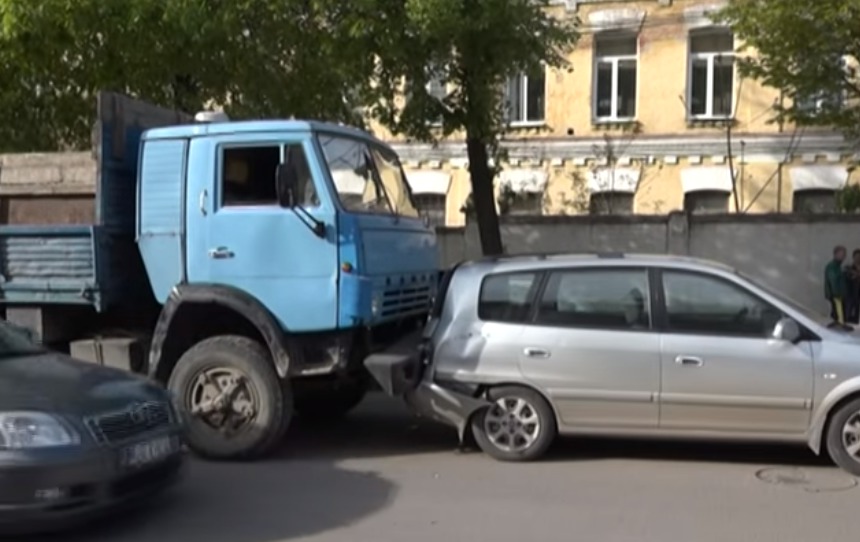Полиция предполагает , что водитель грузовика не соблюдал дистанцию между машинами.