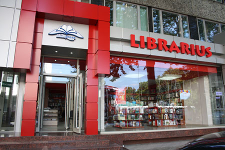 Протестующие возмущены намерениями владельца недвижимости построить книжный магазин, выступив от границы многоэтажного дома вперед на несколько метров.