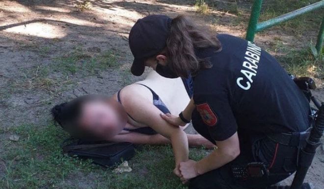В Бельцах карабинеры помогли женщине, потерявшей сознание на улице.