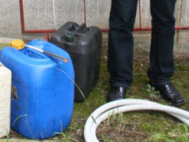 În urma cercetării la faţa locului, în microbuz au fost depistate recipiente din plastic a cîte 20 litri fiecare.
