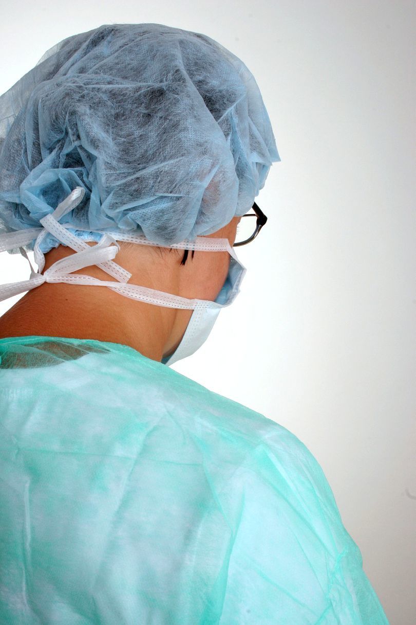Asistentă medicală, prinsă în timp ce întreținea relații sexuale în parcare