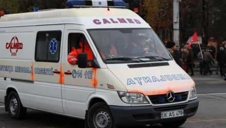 O tânără de 16 ani a ajuns în stare gravă la spital după ce a fost lovită de o mașină, în timp ce se afla pe trotuar.