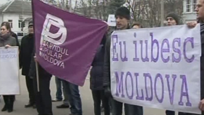 S-au adunat în faţa Palatului Republicii şi le-au cerut deputaţilor să-şi manifeste dragostea faţă de popor.