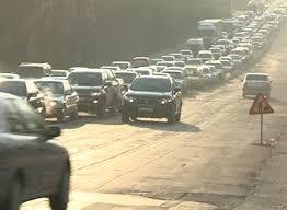 Ceața densă și ploaia de azi dimineaţă le-a dat bătăi de cap șoferilor care au fost nevoiți să stea minute în șir în ambuteiaje.