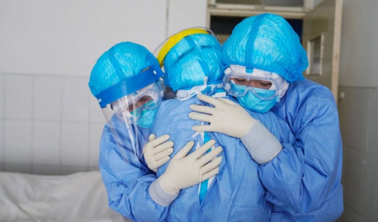 Родственники медиков, погибших в борьбе с COVID-19, получат государственное пособие.