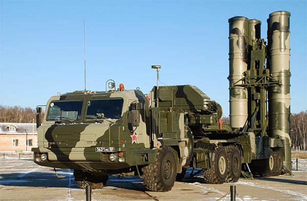 На вооружение в российской армии ЗРК С-400 поступил только в 2007 году.