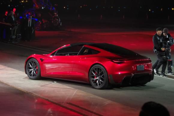 Tesla lui Elon Musk se va deplasa în spațiu un miliard de ani
