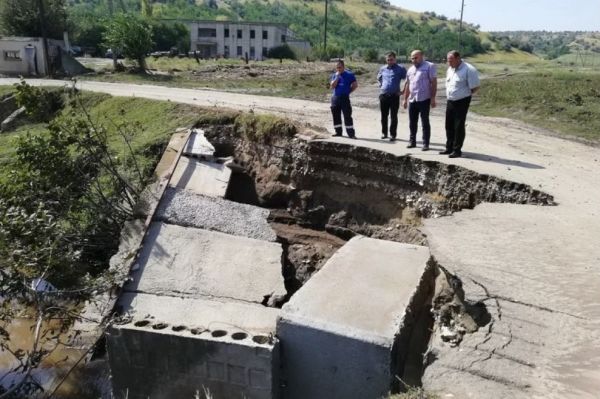Ливневые дожди в Вулканештах снова повредили местный мост.