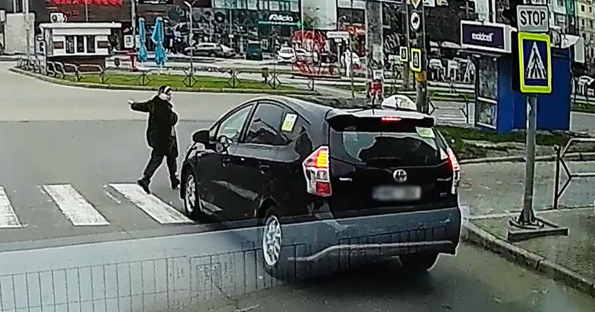 На Чеканах пешеход едва не попал под колеса автомобиля.