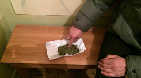 Обнаружены 10 грамм растительного вещества со специфическим запахом марихуаны.Фото: Publika.md
