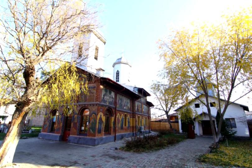 В Румынии мужчину нашли повешенным у входа в церковь.