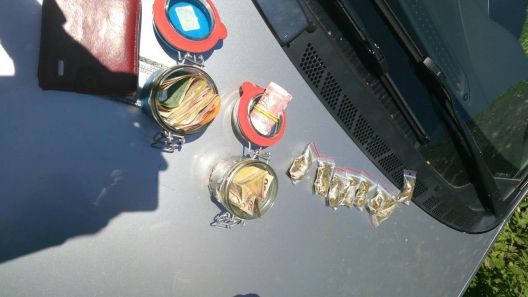 Traficanți de droguri, demascați în flagrant de polițiști. 