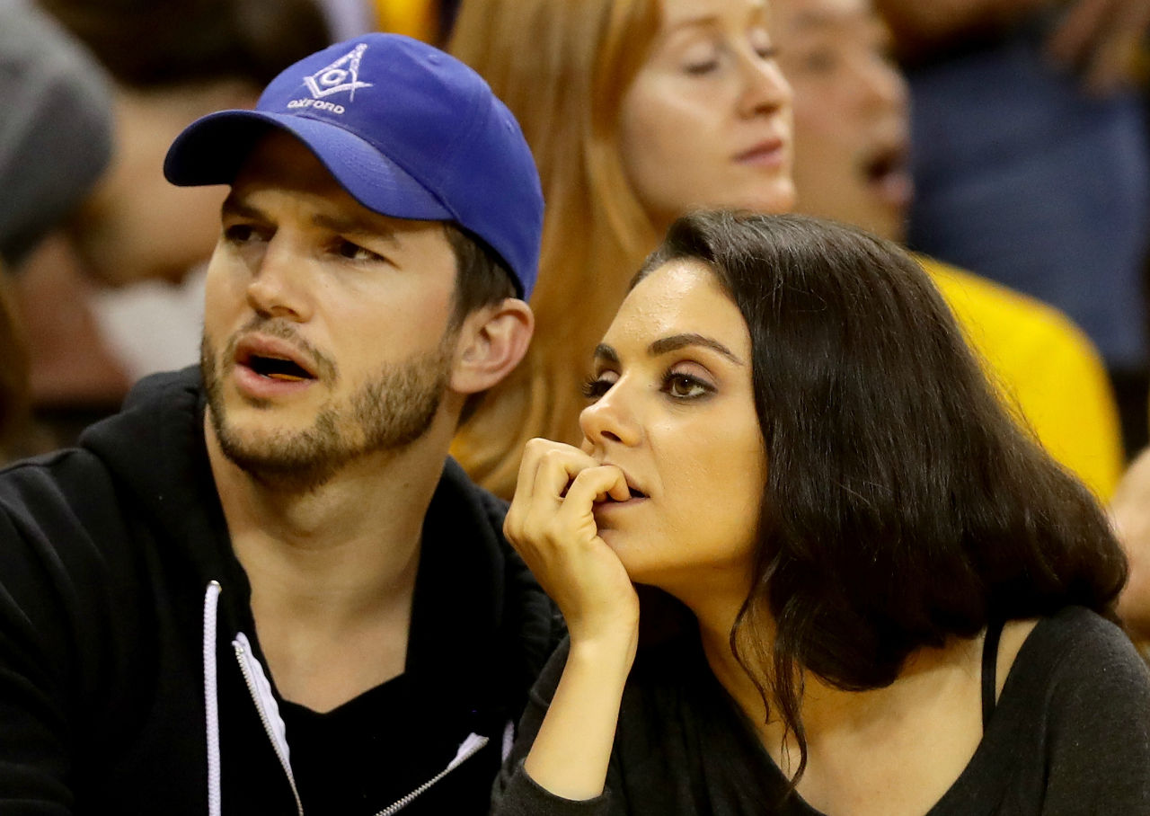 Ashton Kutcher, a reacționat destul de dur la decretul migrațional al președintelui SUA, Donald Trump. Foto: etonline.com