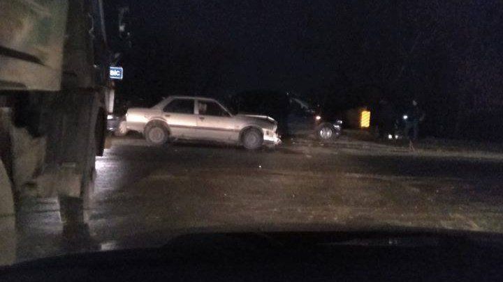 Un accident violent s-a produs în această seară pe strada Varniţa din Capitală.