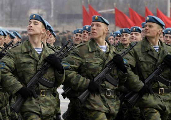 Rușii își mobilizează tinerii cu îndemnuri patriotice. Foto: libertatea.ro