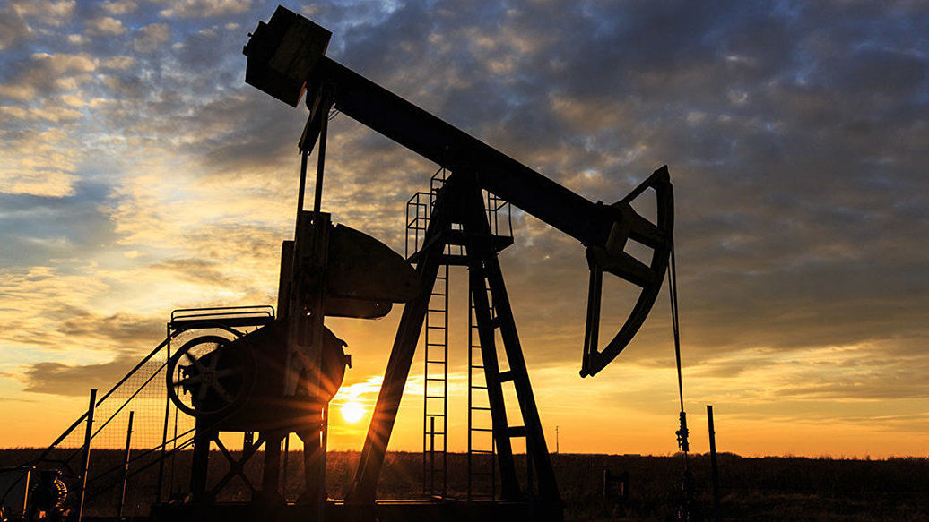 Нефть дорожает из-за сокращения добычи.