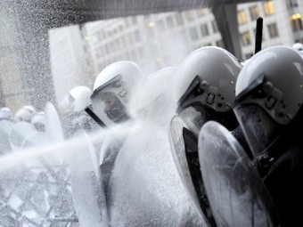 Фермеры обливают полицию Брюсселя молоком 26 ноября 2012 года. Фото: ©AFP