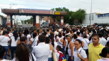 Sute de femei s-au călcat în picioare pentru a cumpăra de mâncare. Foto: independent.md