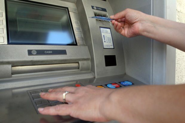 Сlienţii Băncii de Economii, Băncii Sociale şi ai Unibank nu-şi vor mai putea utiliza cardurile.