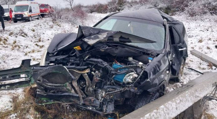 Accident rutier la Dondușeni: Un automobil s-a izbit într-un pilon de electricitate.