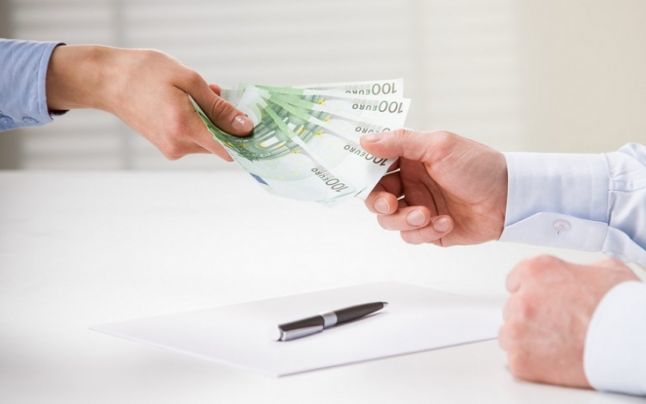 Moldovenii trimit tot mai mulţi bani acasă. 