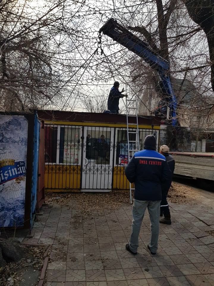 В Кишиневе продолжается борьба с незаконно установленными киосками.